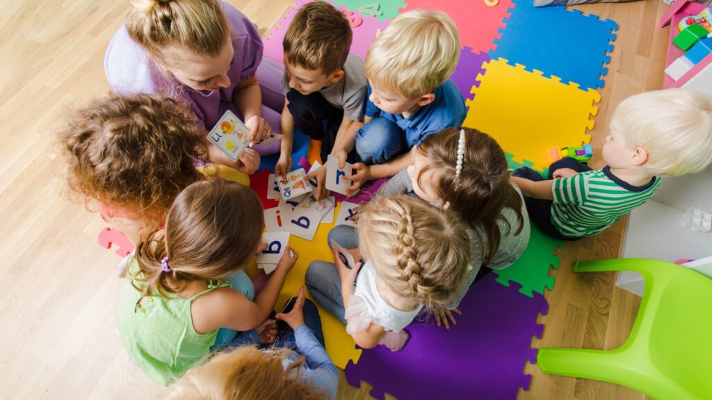 Pädagogische Gruppenaktivität im Kindergarten oder in der Kindertagesstätte
